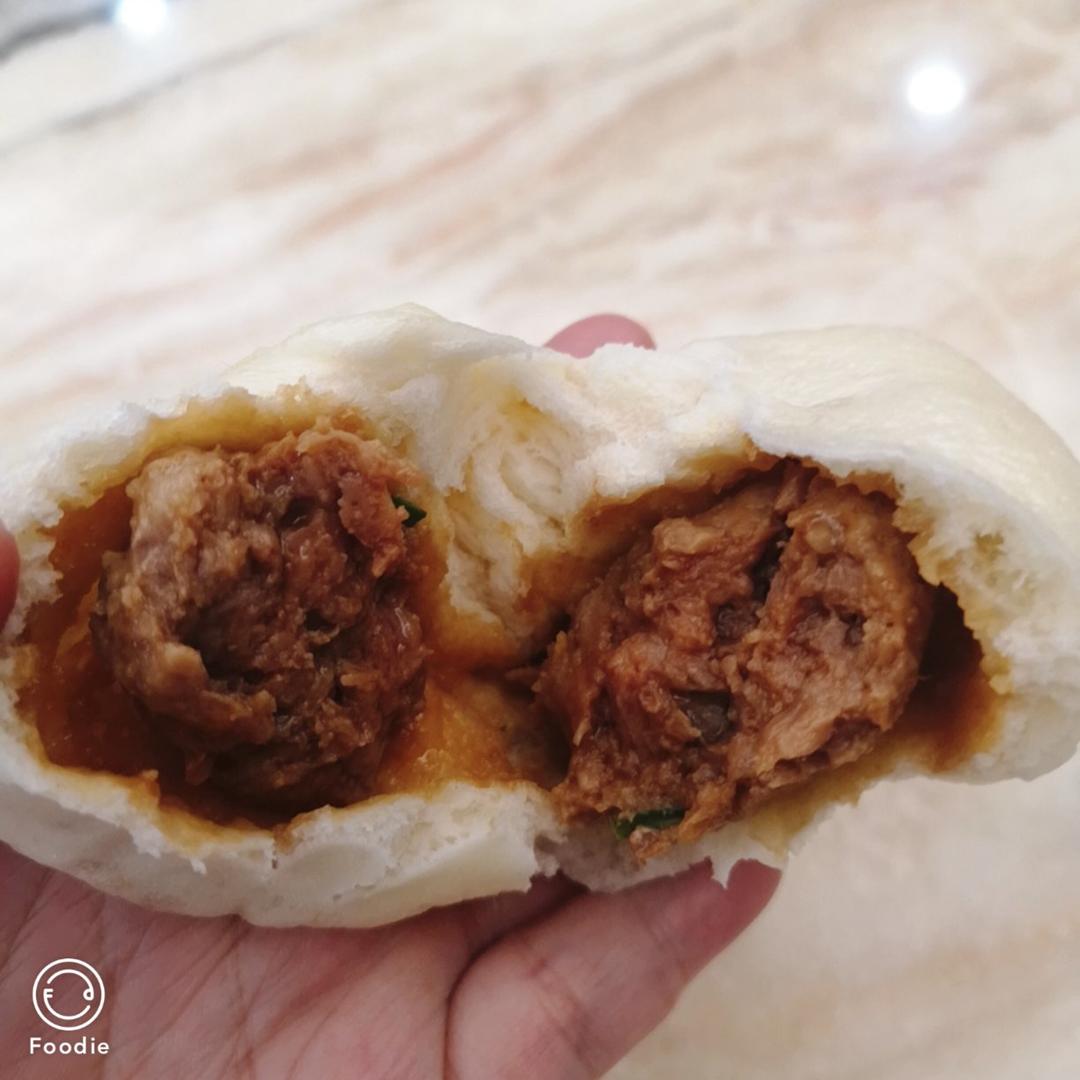 松软多汁的肉包子