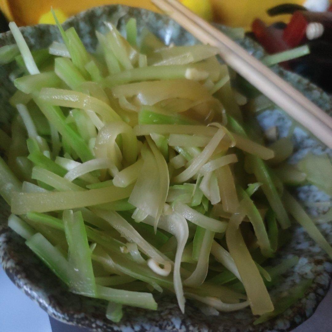 10分钟搞定的快手凉拌菜，清脆爽口的凉拌莴笋丝