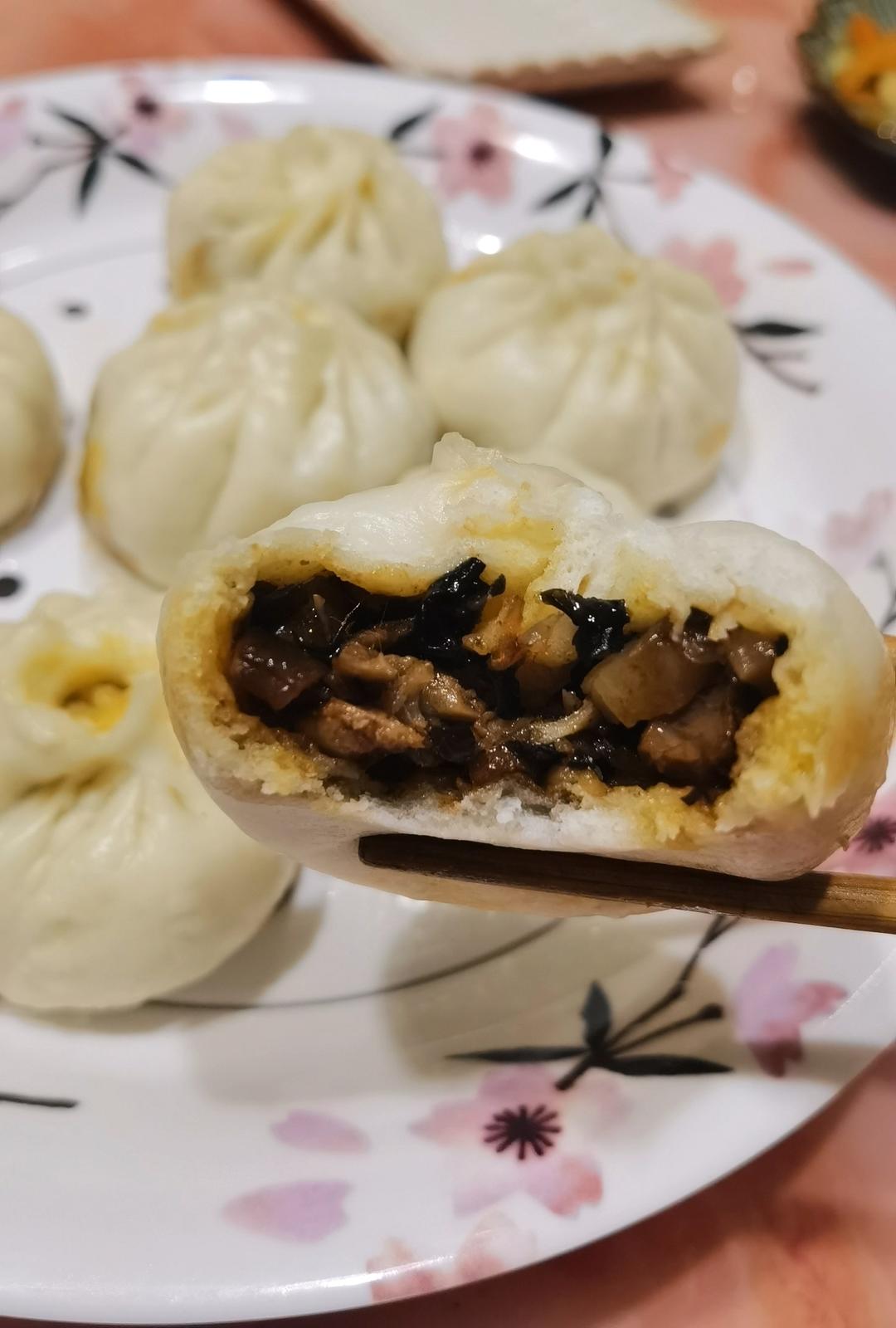 一口吃到很多肉的酱肉包