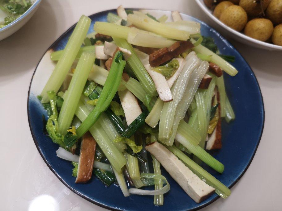 午餐晚餐简单快手下饭菜芹菜炒香干