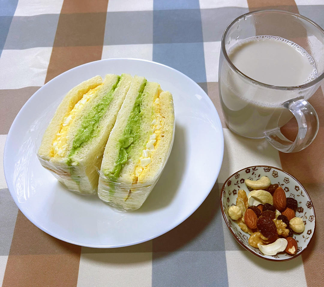 牛油果鸡蛋三明治