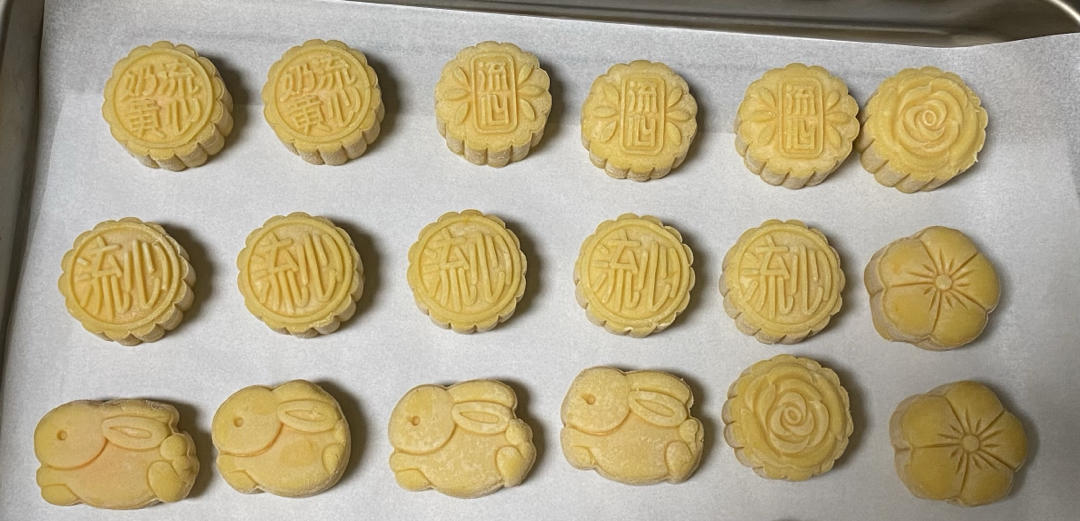 💃奶黄流心月饼——这是可以让你坐稳朋友圈厨霸位置的月饼🥮，没人点赞算我输👎