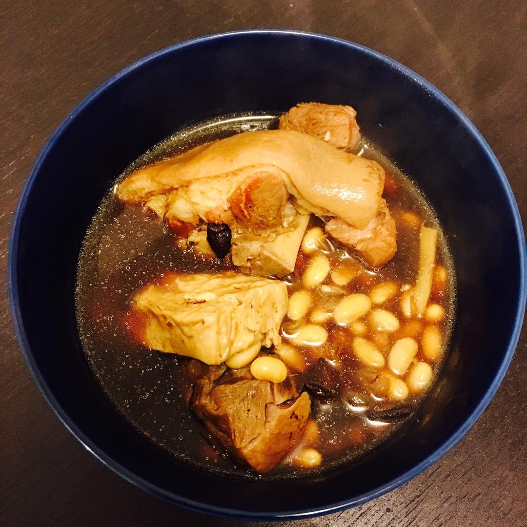 黄豆焖猪蹄