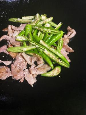 尖椒炒肉下饭菜的做法 步骤2