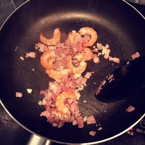 地中海芝士虾仁炖饭的做法 步骤3