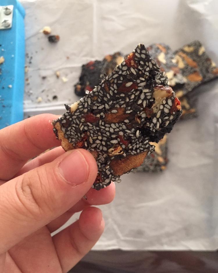枸杞核桃花生黑芝麻片