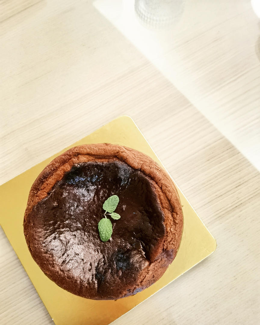 榛果巧克力巴斯克蛋糕