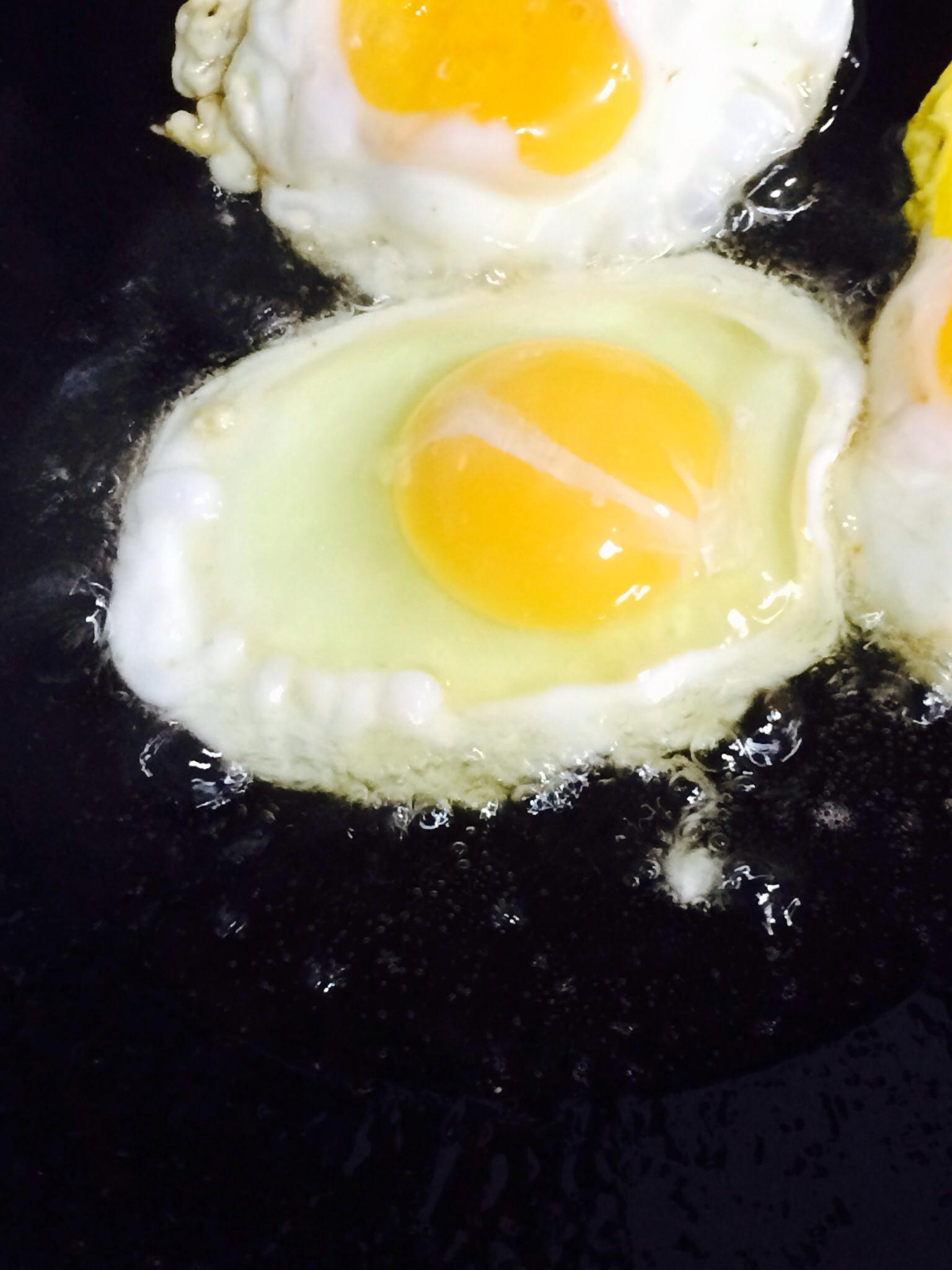 美味营养早餐--金黄色荷包蛋🍳