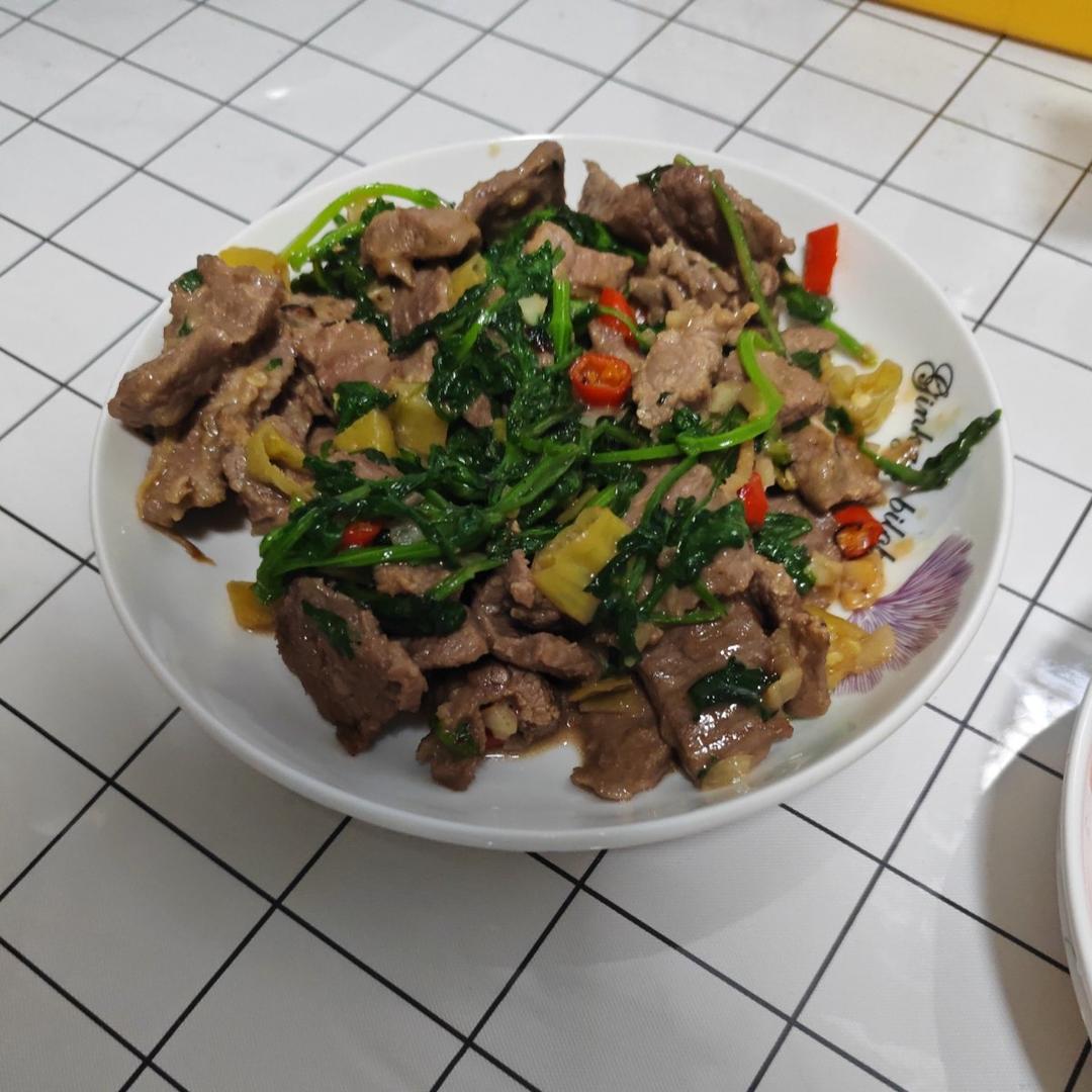 香菜炒牛肉，香辣下饭，爱吃香菜的朋友看过来，拌饭绝了