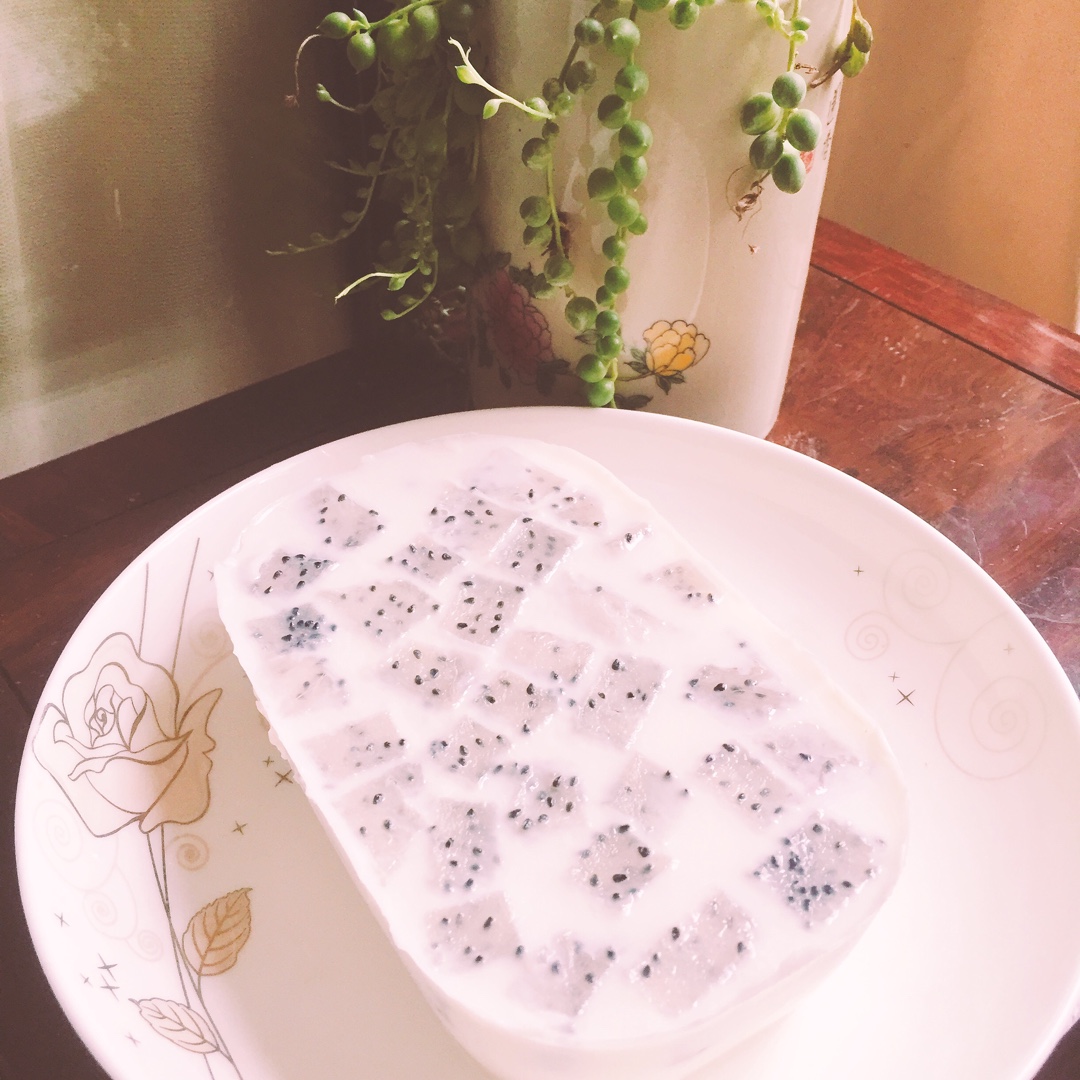 日本大热的草莓牛奶羊羹