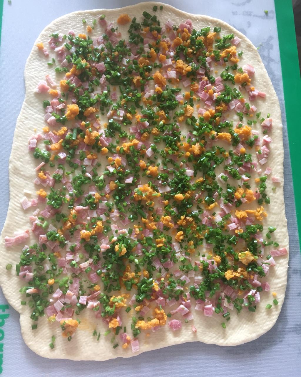 咸蛋黄培根葱香手撕包-香的没道理