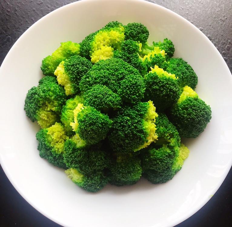 爱美丽的妈妈做的白灼西兰花