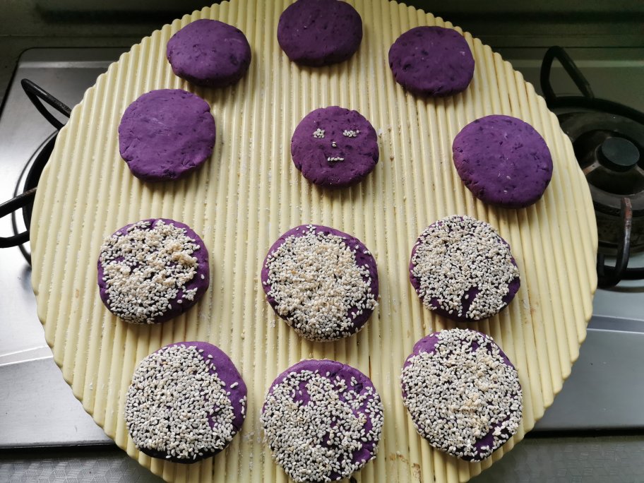 紫薯糯米芝麻饼