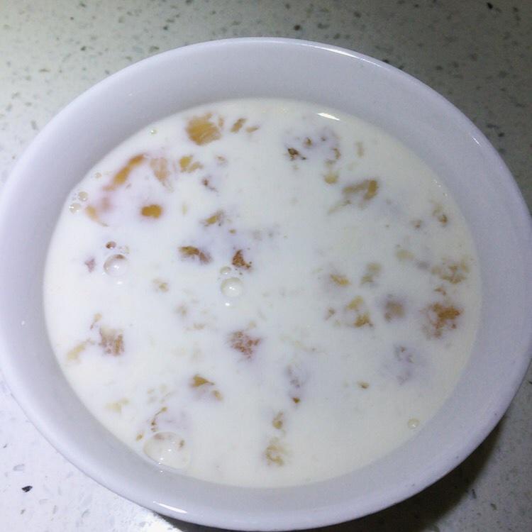 牛奶炖桃胶