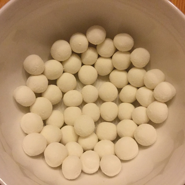 如何快速搓小汤圆且汤圆堆放在一起相互之间不粘连？
