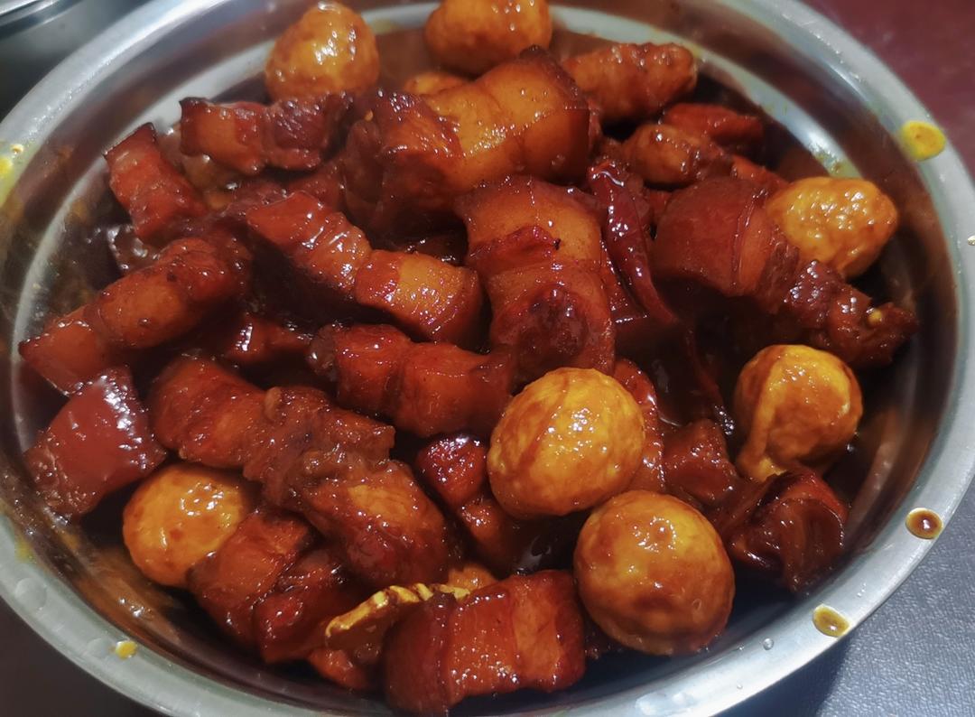 红烧肉炖鹌鹑蛋