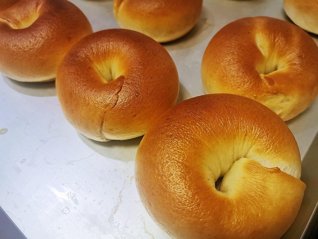 黑芝麻贝果和芥末籽培根贝果