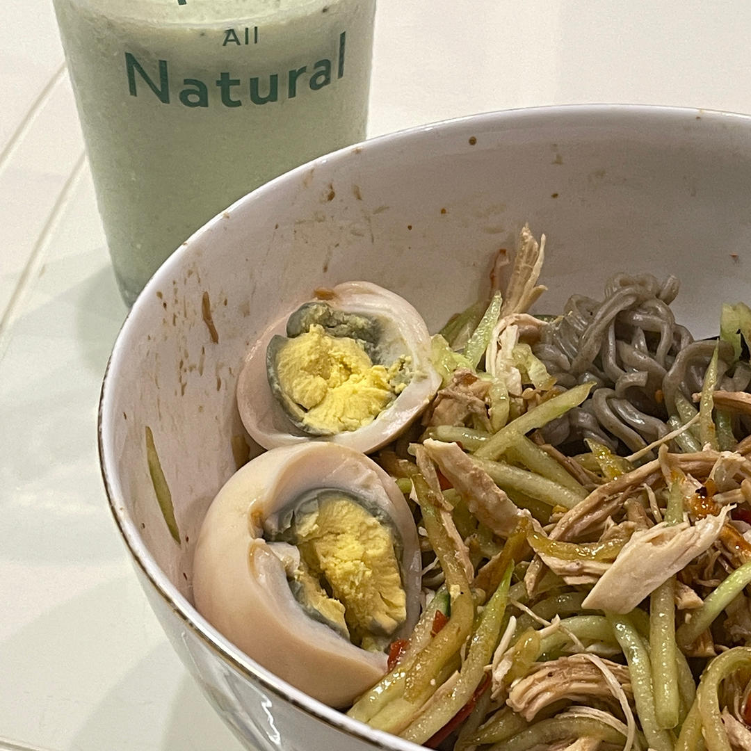 手撕麻辣鸡丝，麻麻辣辣的感觉很夏天