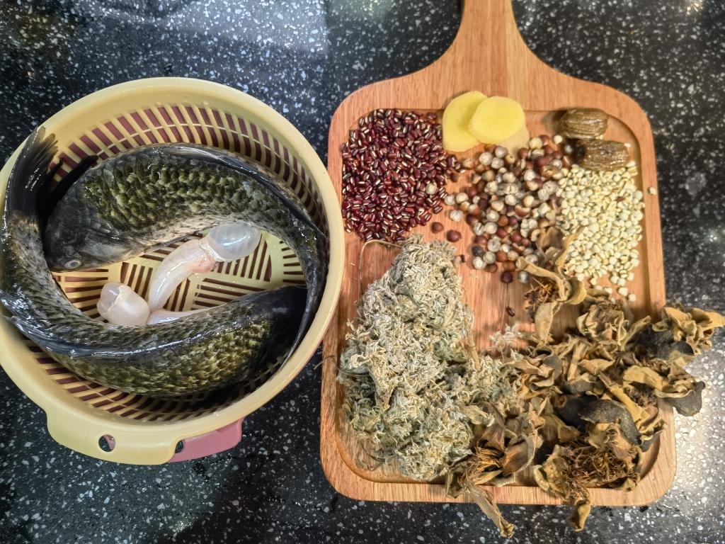 木棉花棉茵陈煲鲫鱼--祛湿汤的做法