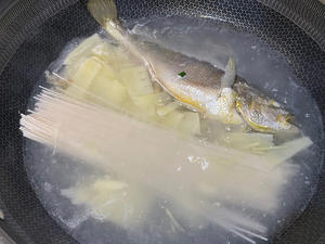 榨菜冬笋黄鱼面的做法 步骤4