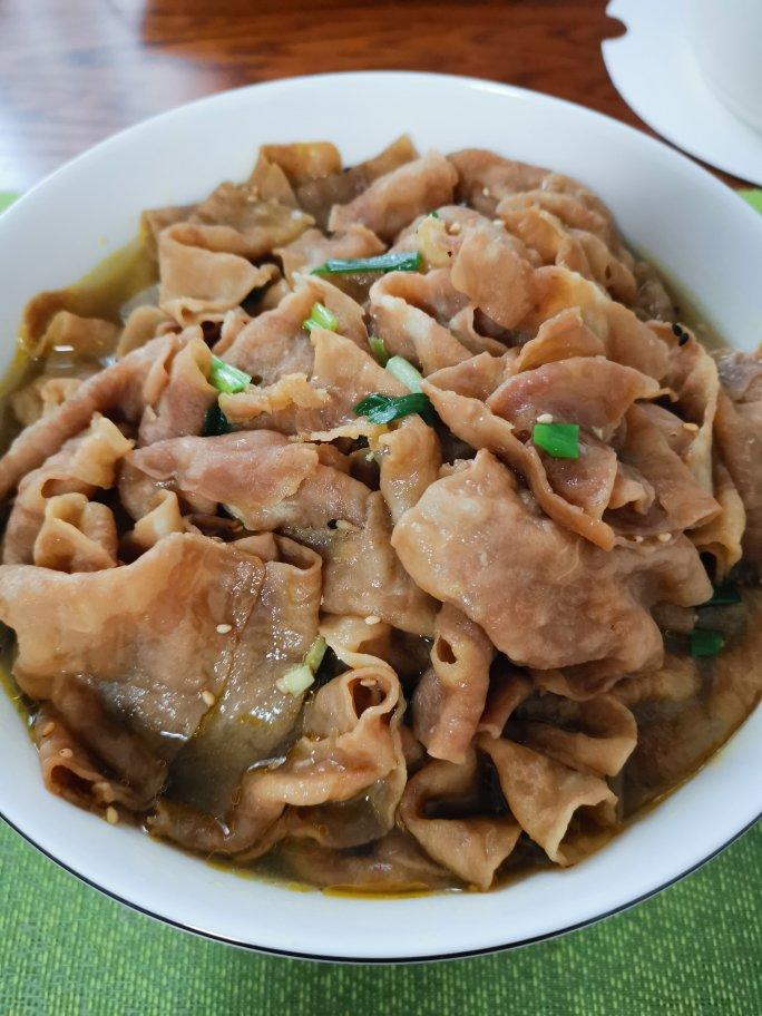 厨师长教你：“酸汤肥牛”的家常做法，金汤鲜香，酸辣开胃