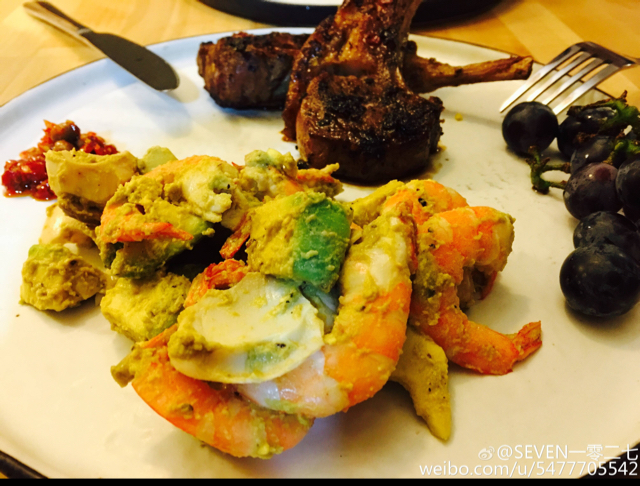 青柠牛油果大虾色拉