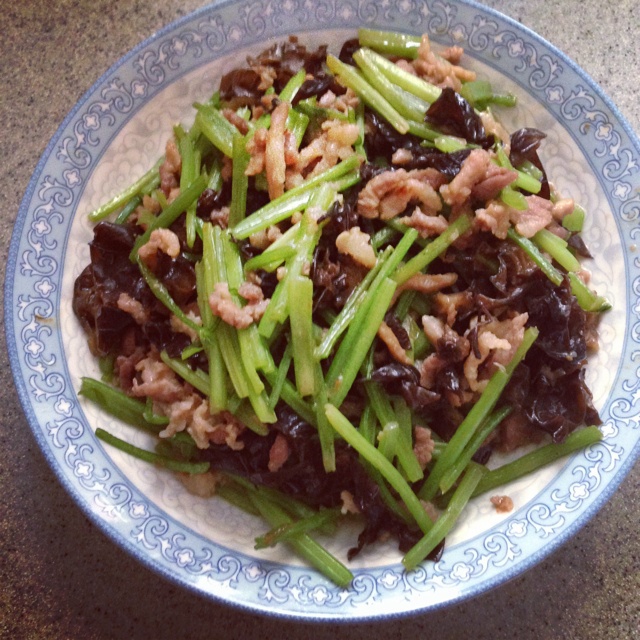 芹菜木耳炒肉丝
