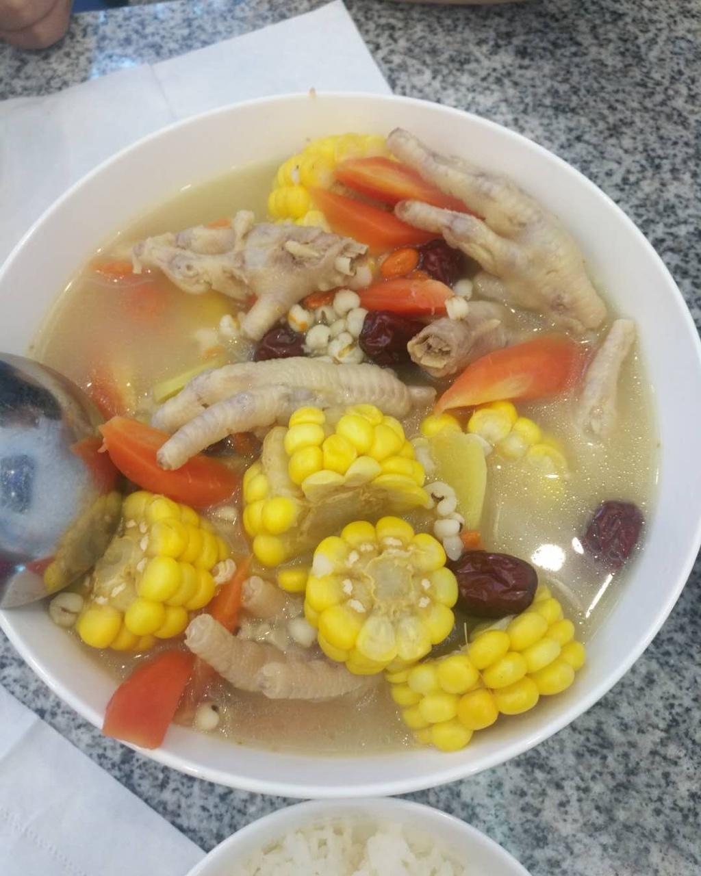 油漏哇辣米做的玉米山药红萝卜鸡爪汤