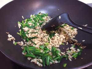 韭菜红肉米炒饭的做法 步骤6