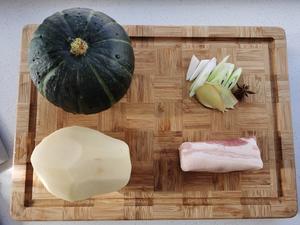五花肉炖南瓜土豆，咸蛋黄味的的做法 步骤1