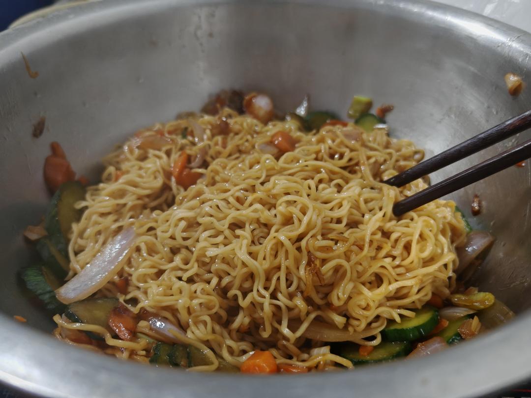 路边摊风味炒方便面