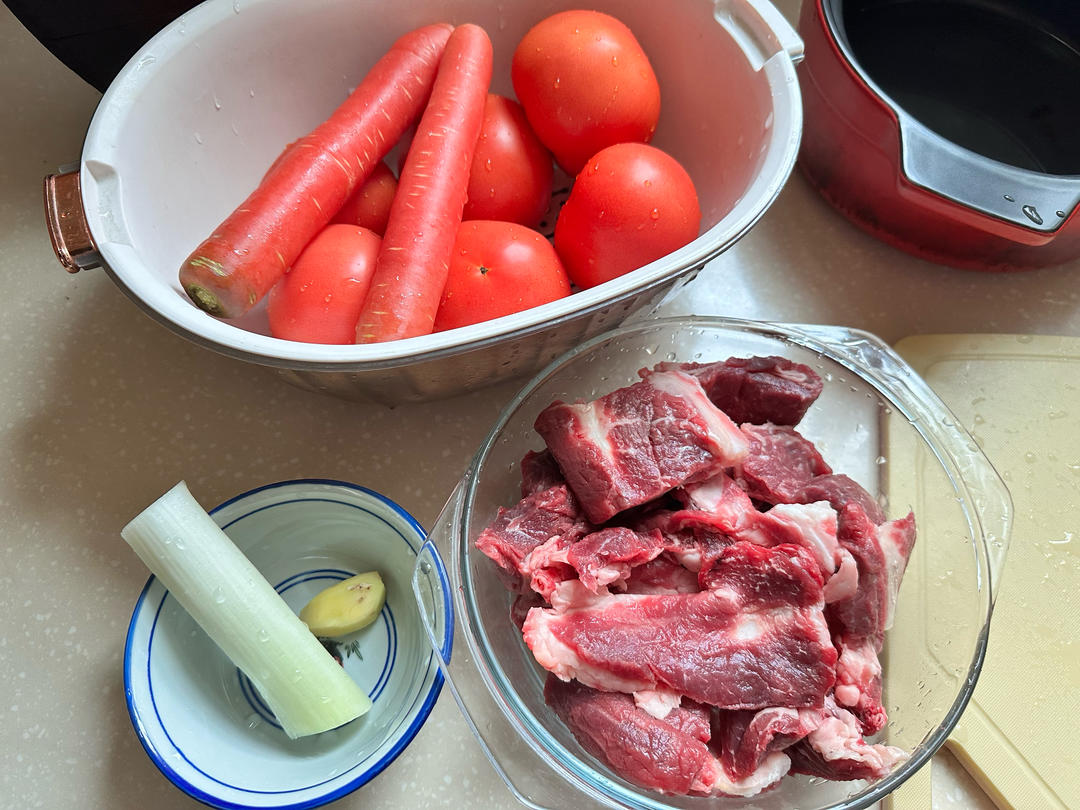 超简单：不加一滴水的番茄红萝卜焖牛腩（高压锅版）