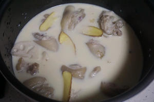 猪蹄莲藕芦笋汤的做法 步骤7