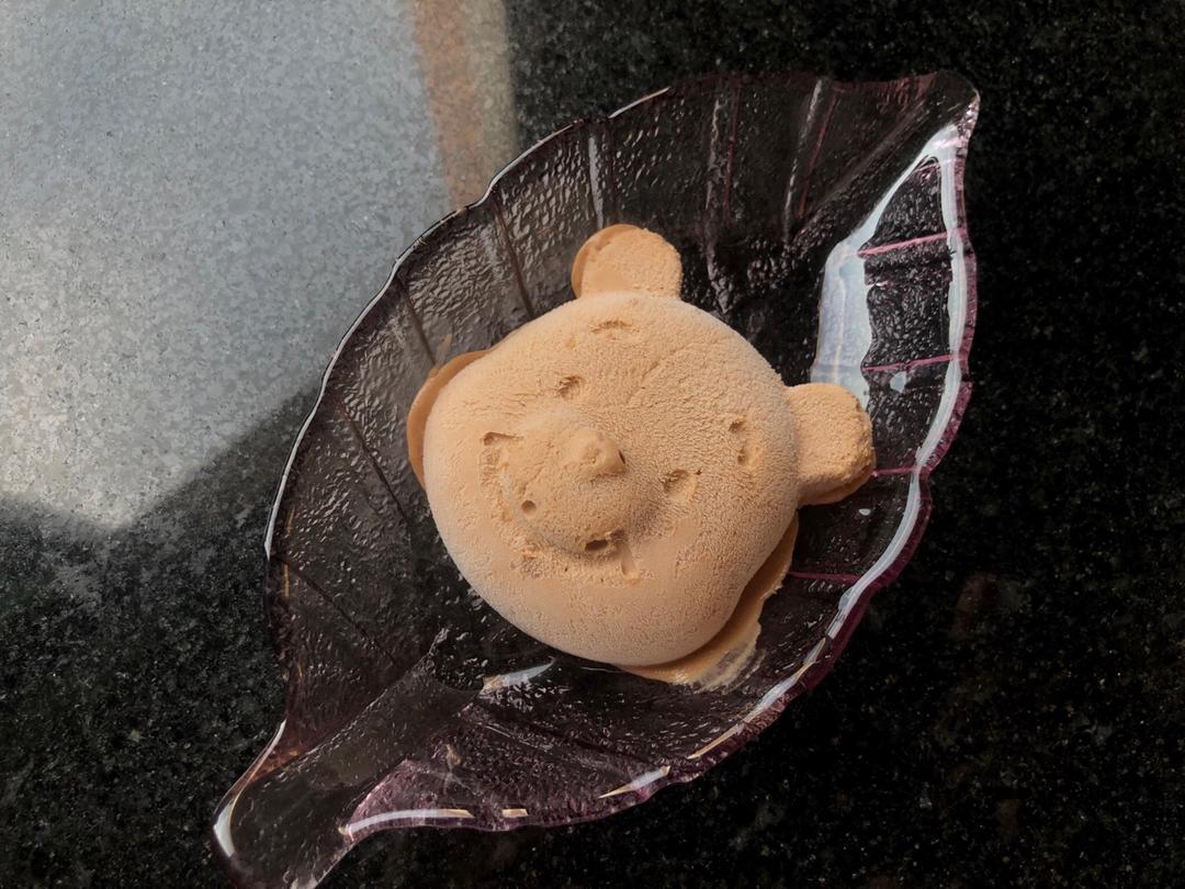 三层黑巧冰淇淋蛋糕