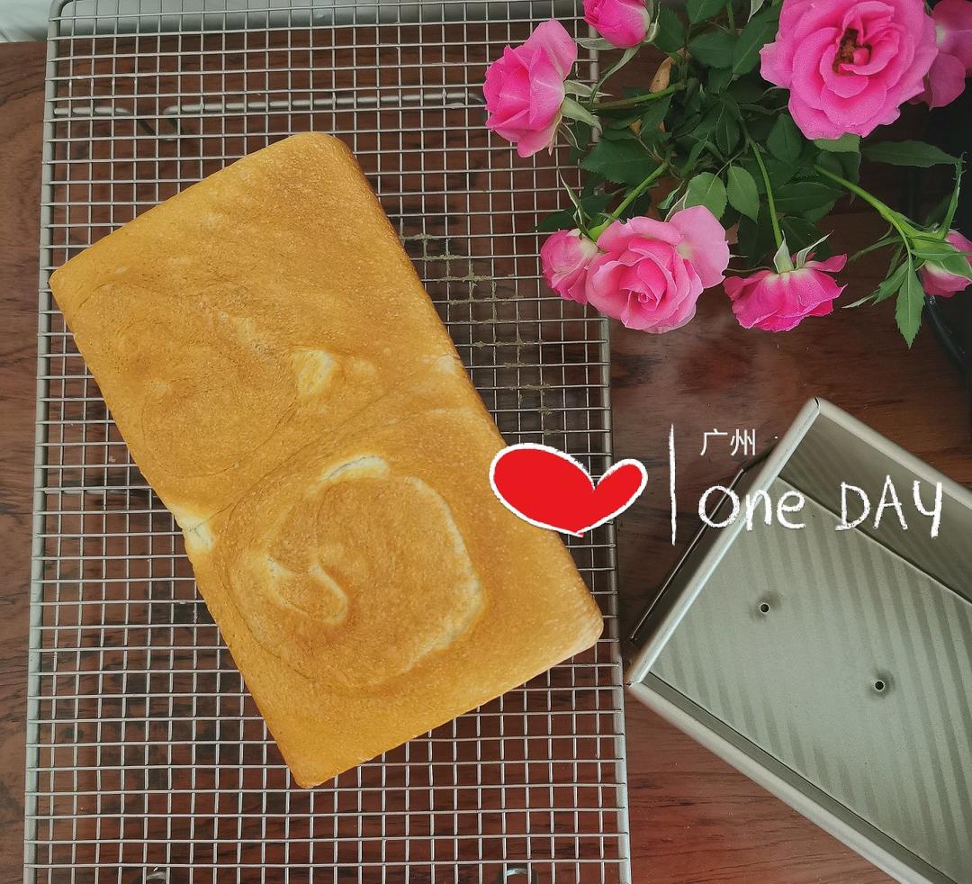 用烤箱自己做面包--手工牛奶吐司面包