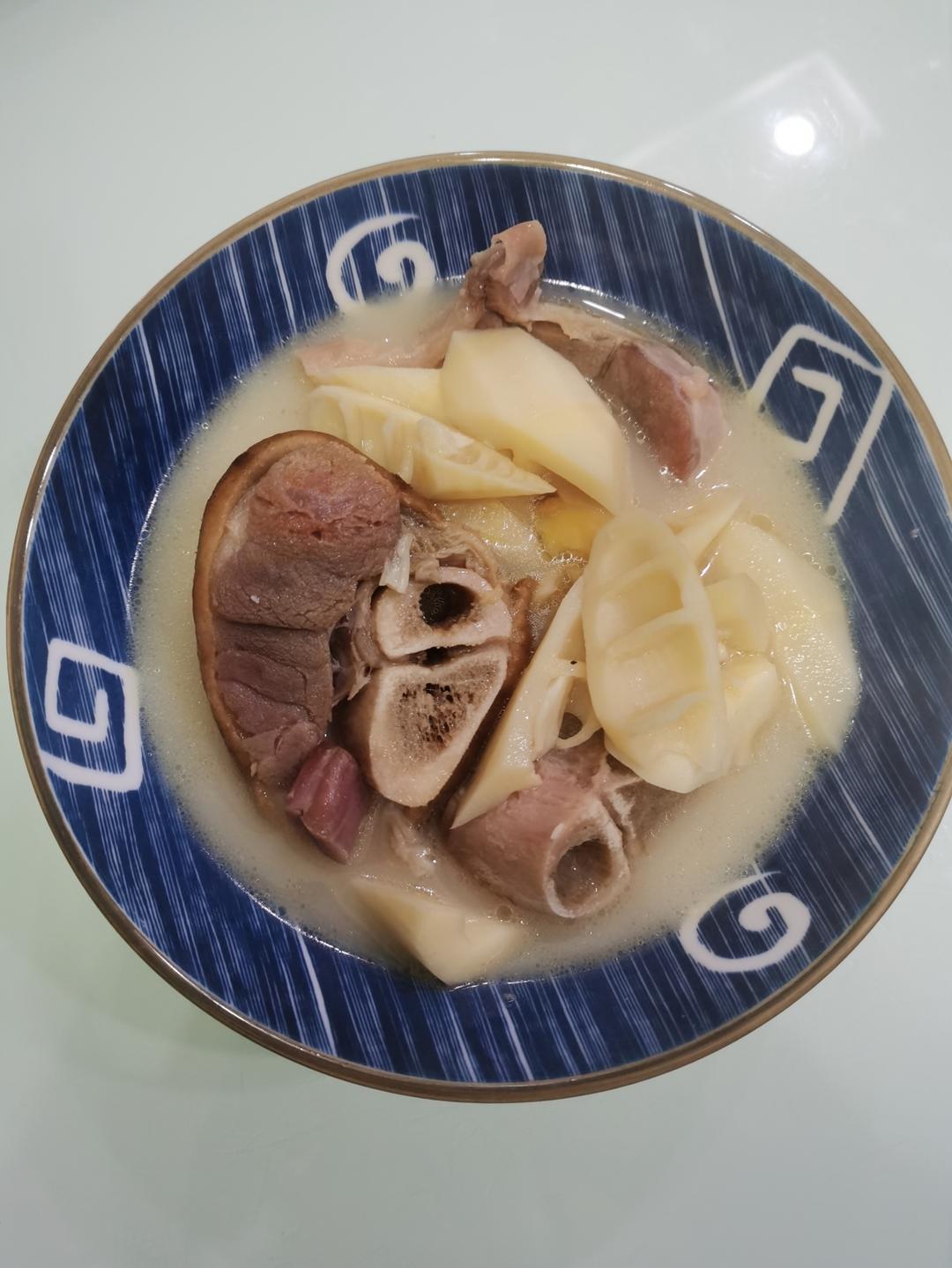 腊猪脚炖竹笋（贵州）