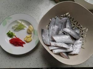 红烧带鱼(每次都光盘的快手美食)的做法 步骤1