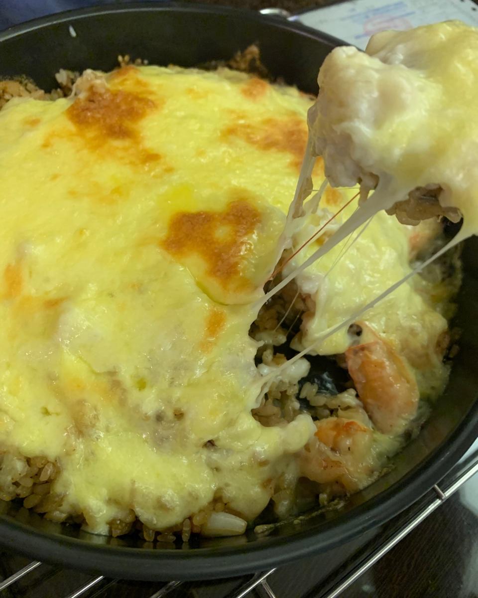 海鲜焗饭 Seafood Fried Rice with Cheesy Topping