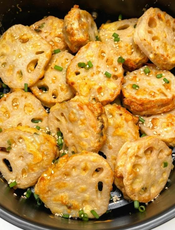 年夜菜：莲藕夹心饼，小时候的味道~老人小孩都超爱吃的。