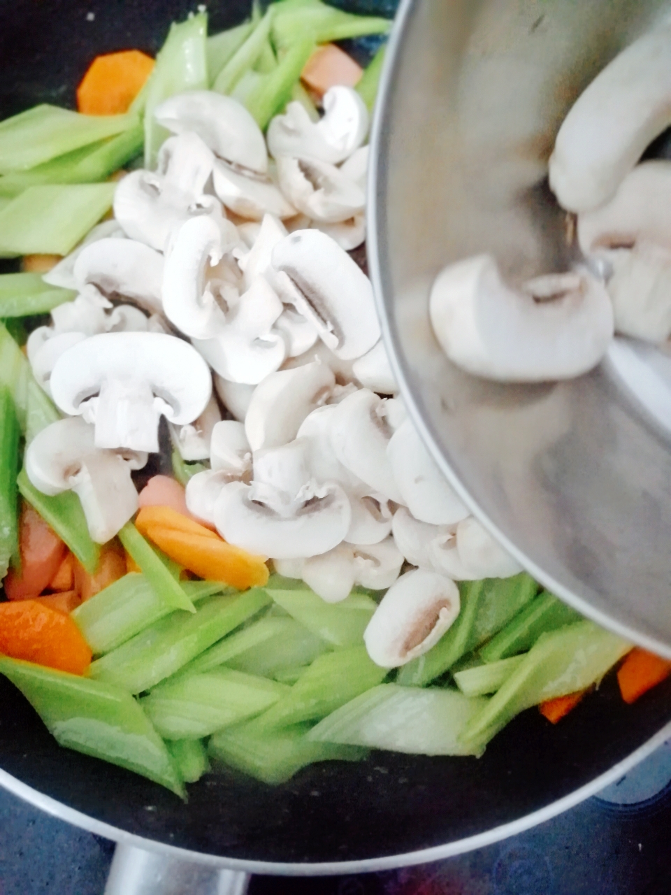 西芹炒蘑菇，比肉还香的蘑菇（口菇）热量低的减脂餐的做法 步骤7