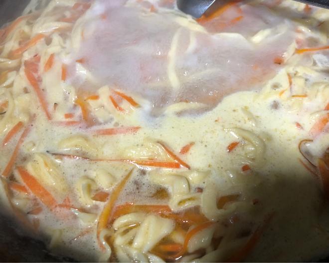 胡萝卜炝锅鸡蛋面的做法