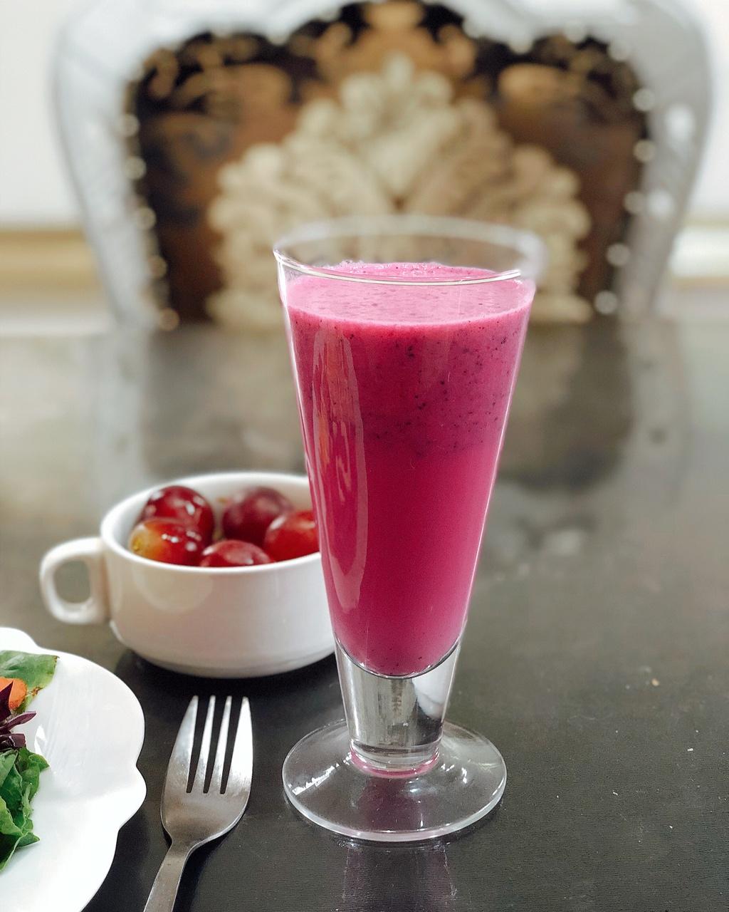 小魔女们的妈咪做的牛奶火龙果汁