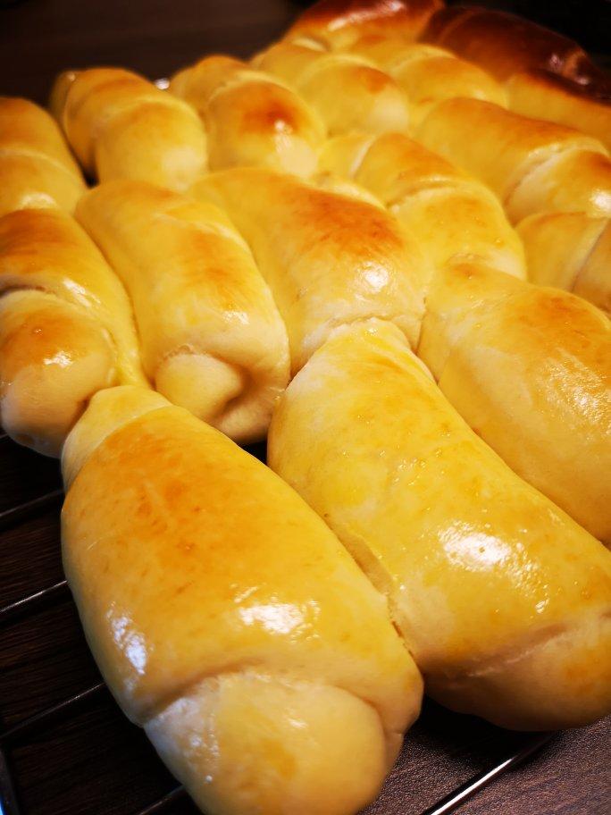 又香又软又拉丝，咬一口奶香十足！超治愈的淡奶油波兰种小餐包