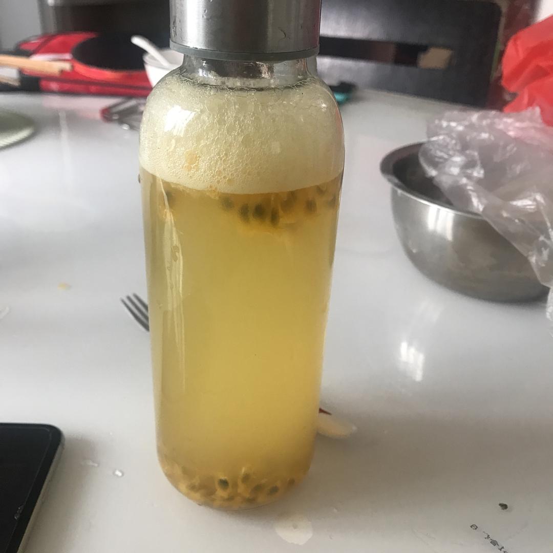 【小森妈妈菜谱】百香果蜂蜜苏打水