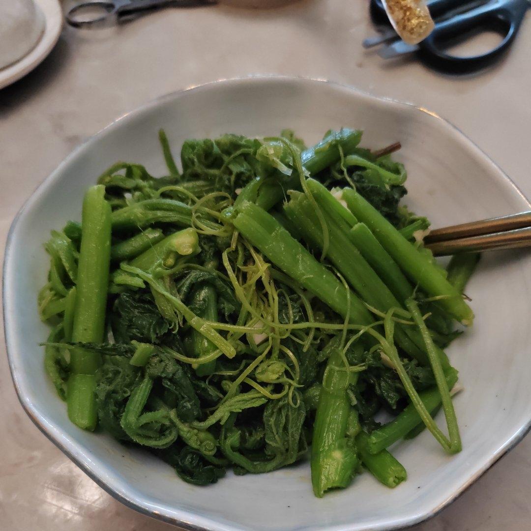 南瓜嫩茎叶的炒制