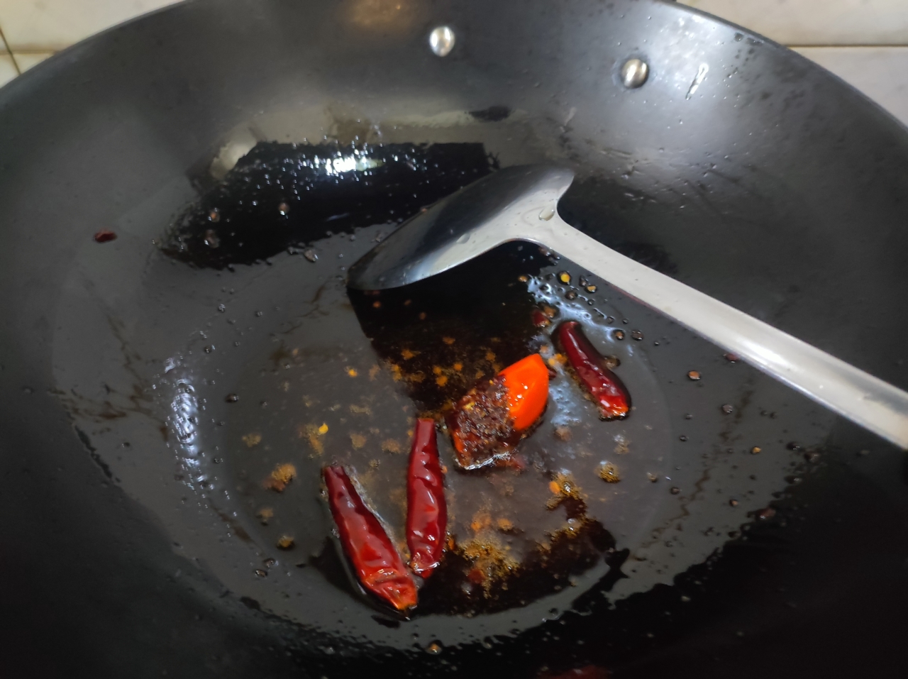 珍选捞汁对虾炒年糕的做法 步骤3