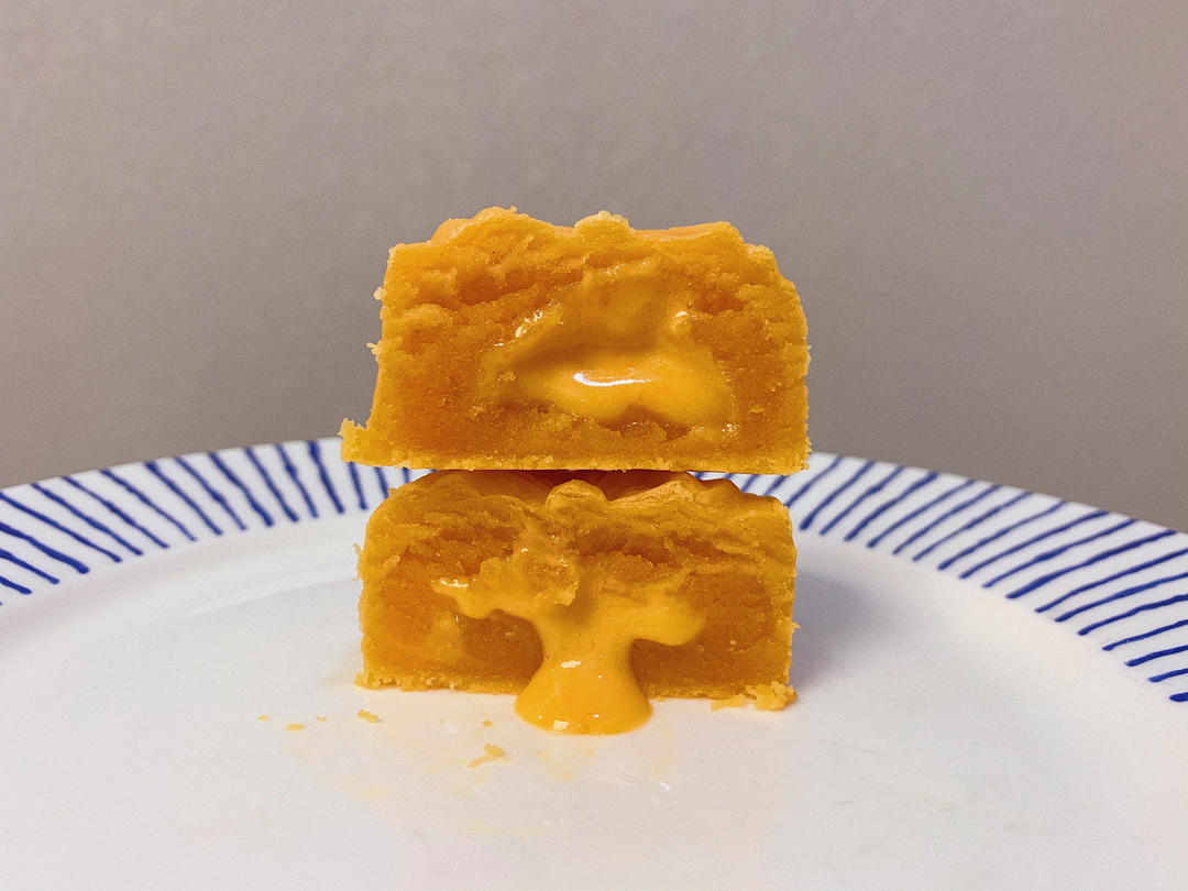 💃奶黄流心月饼——这是可以让你坐稳朋友圈厨霸位置的月饼🥮，没人点赞算我输👎