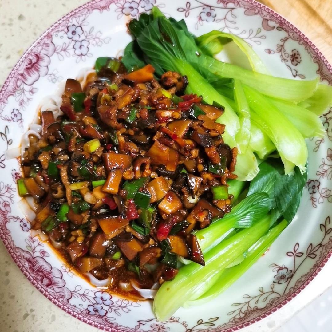香菇肉酱面