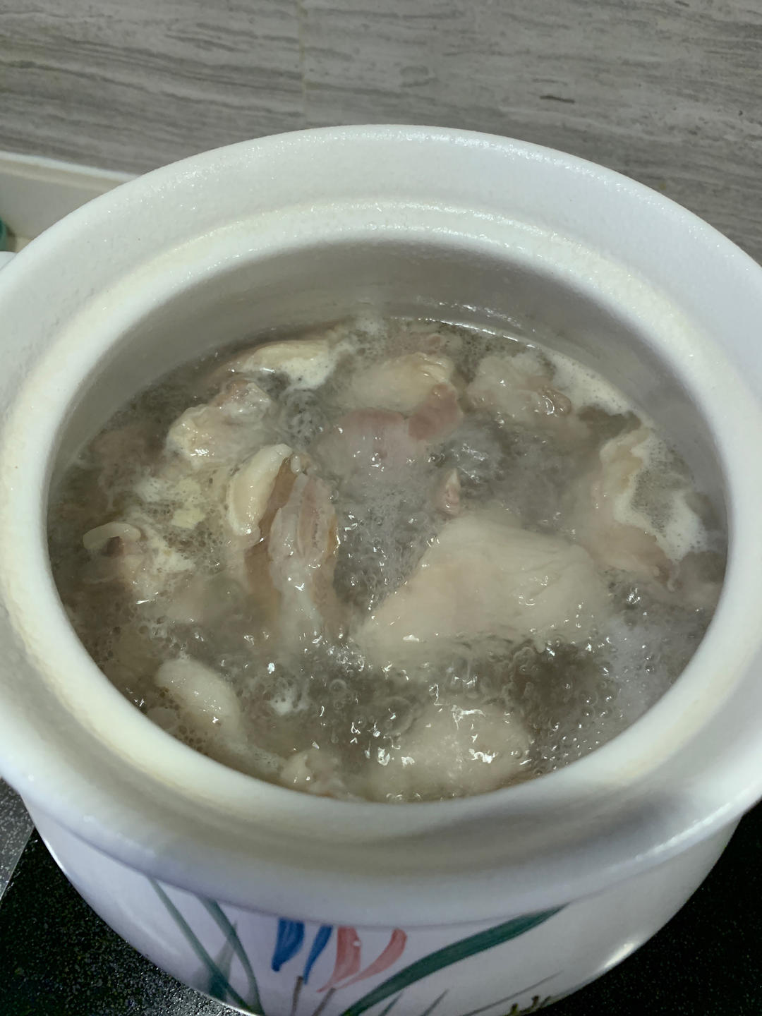 清炖羊排，老爸的拿手菜，汤鲜味浓，羊肉软烂，连萝卜都非常好吃