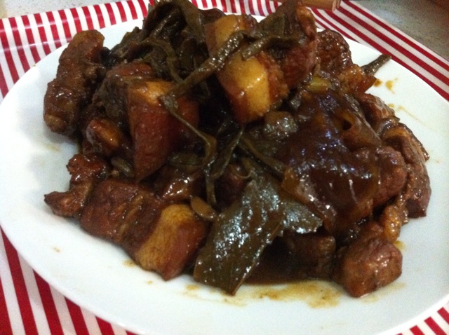 吃着碗里望着锅里的红烧肉